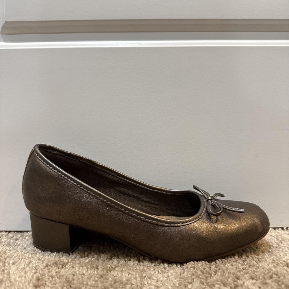 Clarks Collection Pumps Womens Size 6 Pewter Bow Block Heel Cushion Soft Slip On